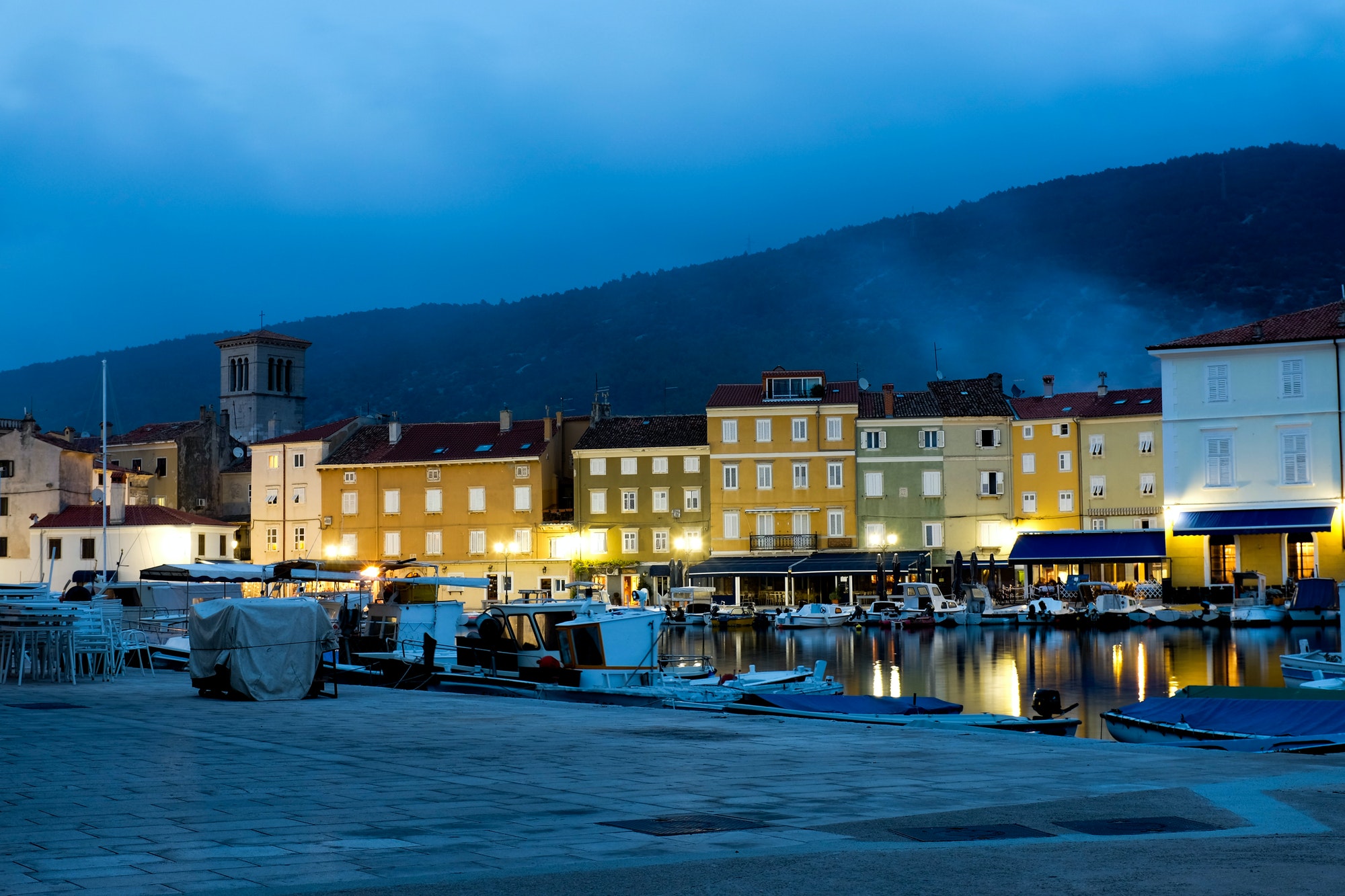 Cres by night